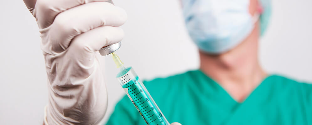 Ablauf der Vasektomie Mannheim - Vor der OP wird eine ambulante örtliche Betäubung mit einer Spritze am Hodensack oder in der Leistengegend durchgeführt